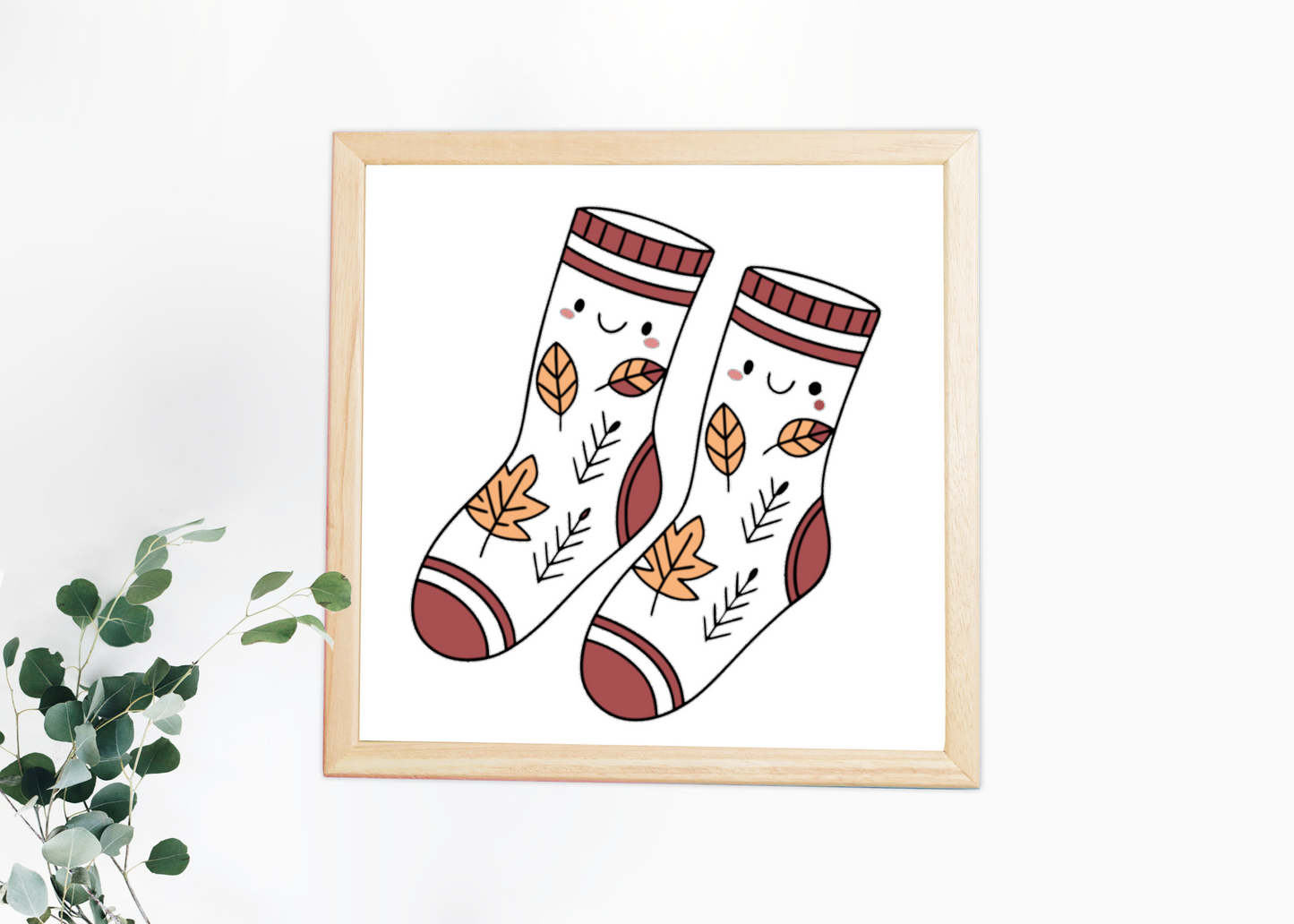 Cadre déco automnal avec motif coloré et chaussettes joyeuses en fond boisé