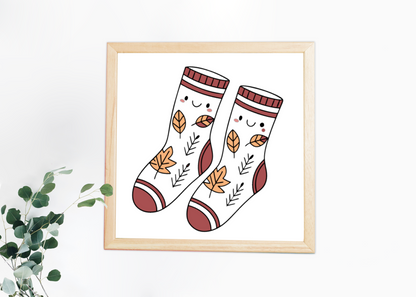 Cadre déco automnal avec motif coloré et chaussettes joyeuses en fond boisé