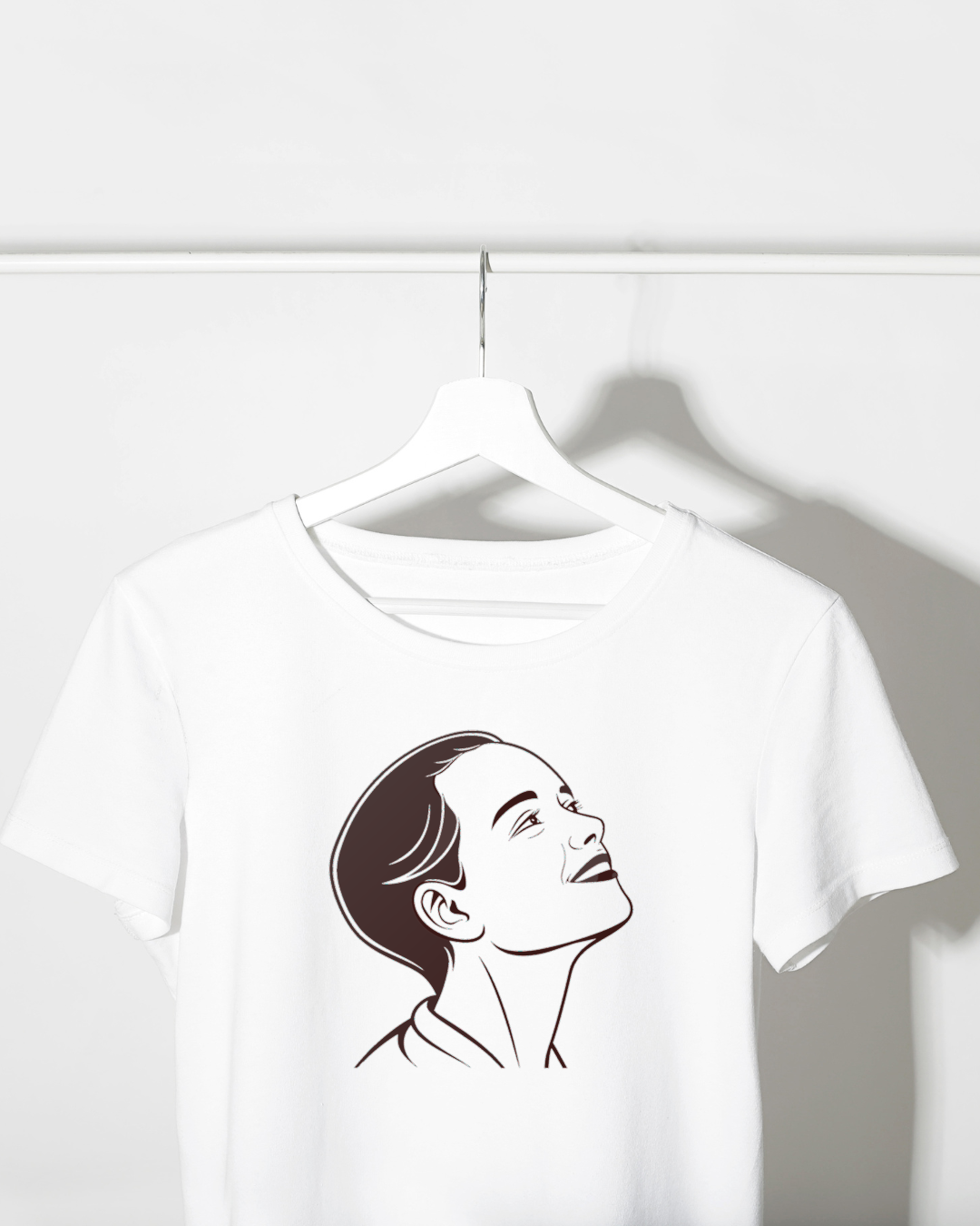 T-shirt avec portrait souriant en style vectoriel élégant pour un look créatif