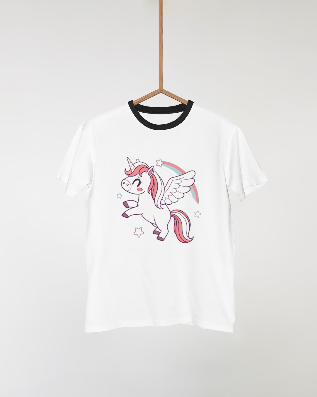 T-shirt coloré avec licorne ailée joyeuse, design cartoon pastel étoilé