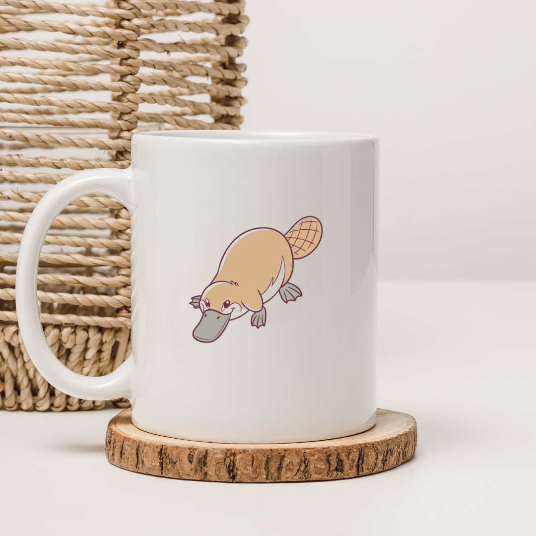 Mug avec ornithorynque curieux en style cartoon sur fond nature