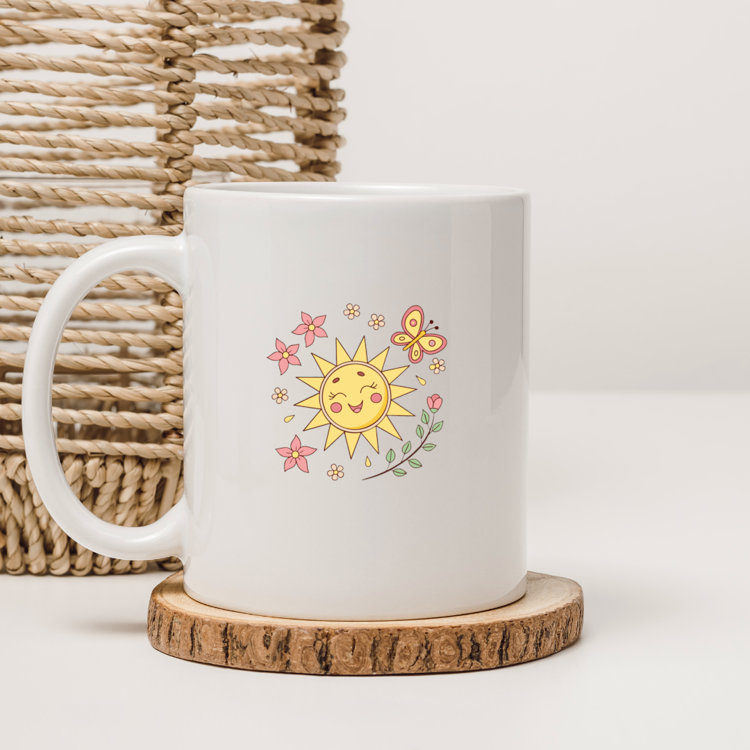 Mug décoré d'une icône en pastel montrant un soleil joyeux et un papillon coloré
