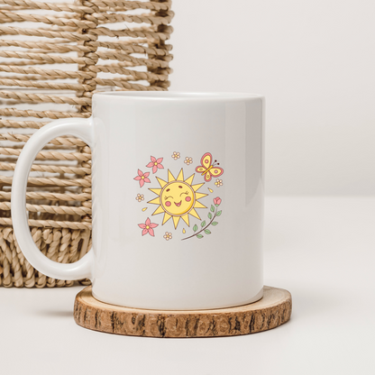 Mug décoré d'une icône en pastel montrant un soleil joyeux et un papillon coloré