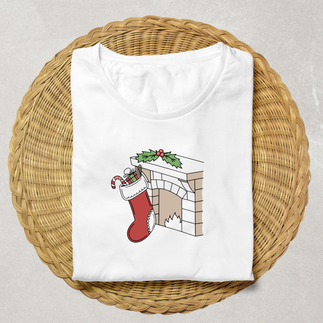 T-shirt au design doodle festif avec une chaussette de Noël émerveillée