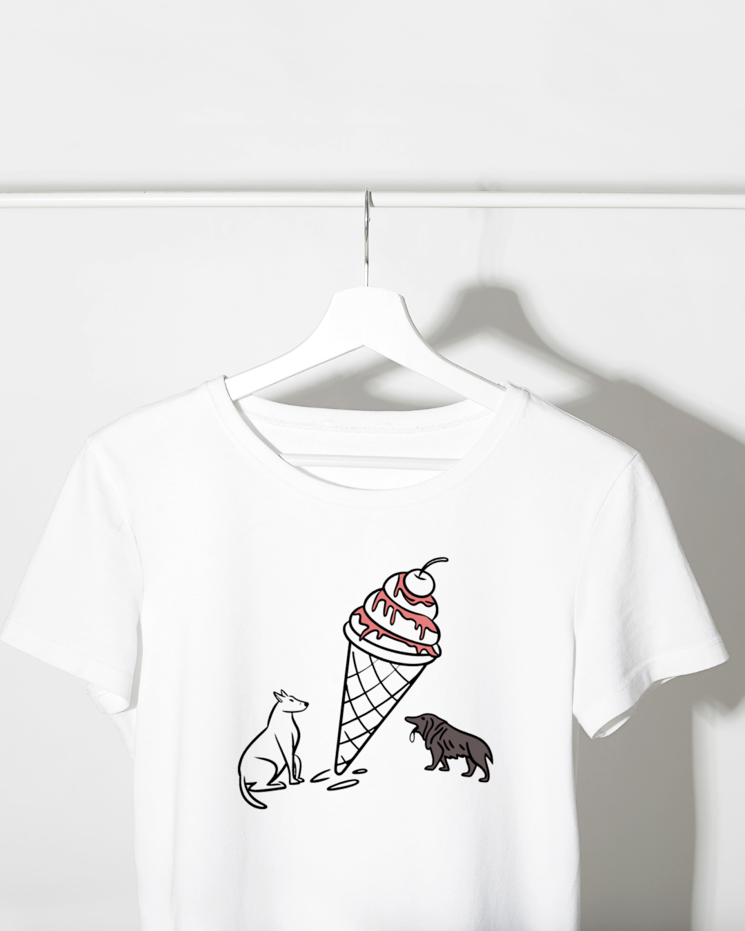 T-shirt artistique avec chiens contemplant une glace stylisée en tons pastels