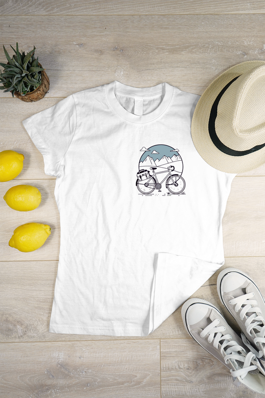 T-shirt aventure montagnarde avec vélo en balade minimaliste style épuré