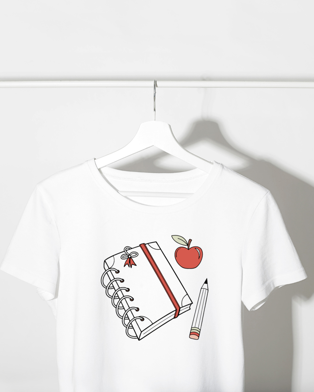 T-shirt avec design minimaliste crayon noir pour une touche créative école