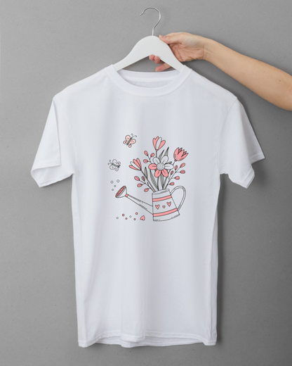 T-shirt au design pastel enchanteur d'un arrosoir avec fleurs et papillons vibrants