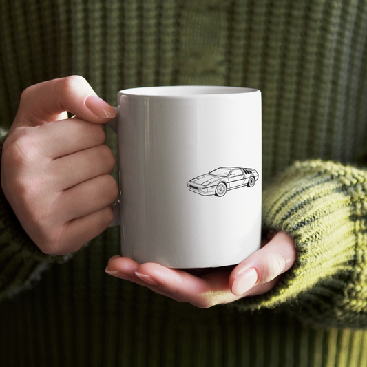 Mise en situation de l'illustration de voiture vintage sur un mug personnalisé.