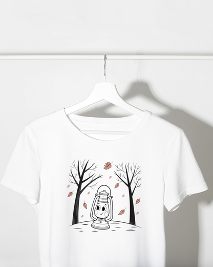 T-shirt moderne avec icône de lanterne souriante dans une scène automnale boisée