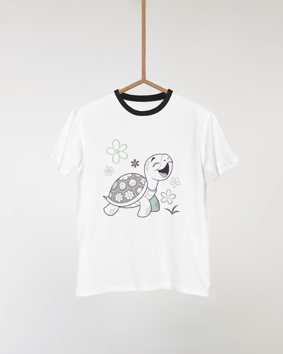 T-shirt avec tortue enjouée dans un jardin printanier, style dessin charmant