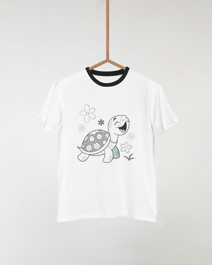 T-shirt avec tortue enjouée dans un jardin printanier, style dessin charmant