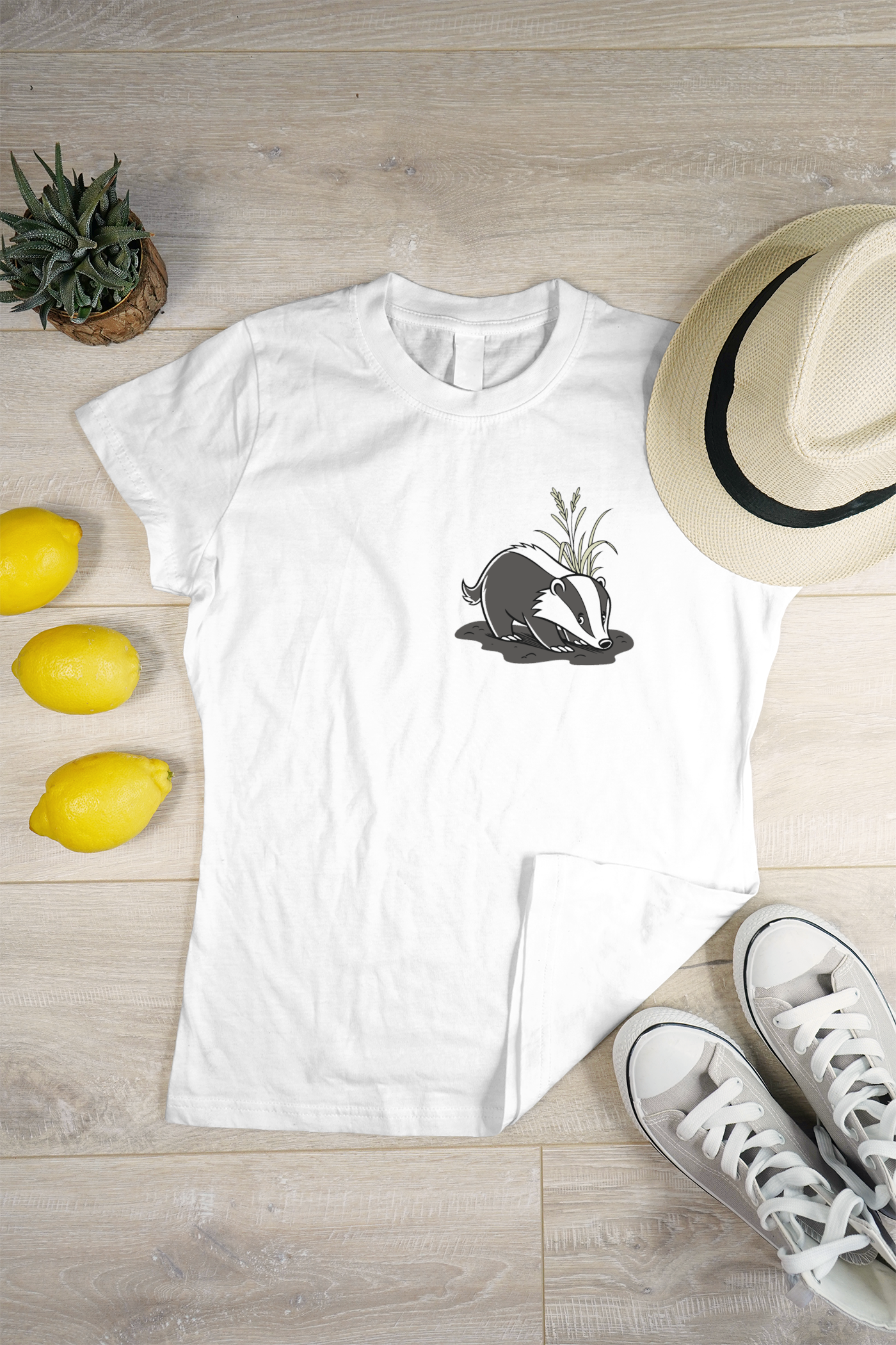 T-shirt orné d'un blaireau cartoon explorant une forêt enjouée et colorée