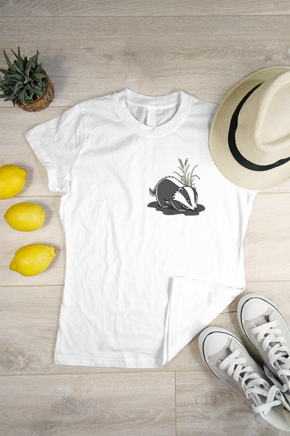 T-shirt orné d'un blaireau cartoon explorant une forêt enjouée et colorée