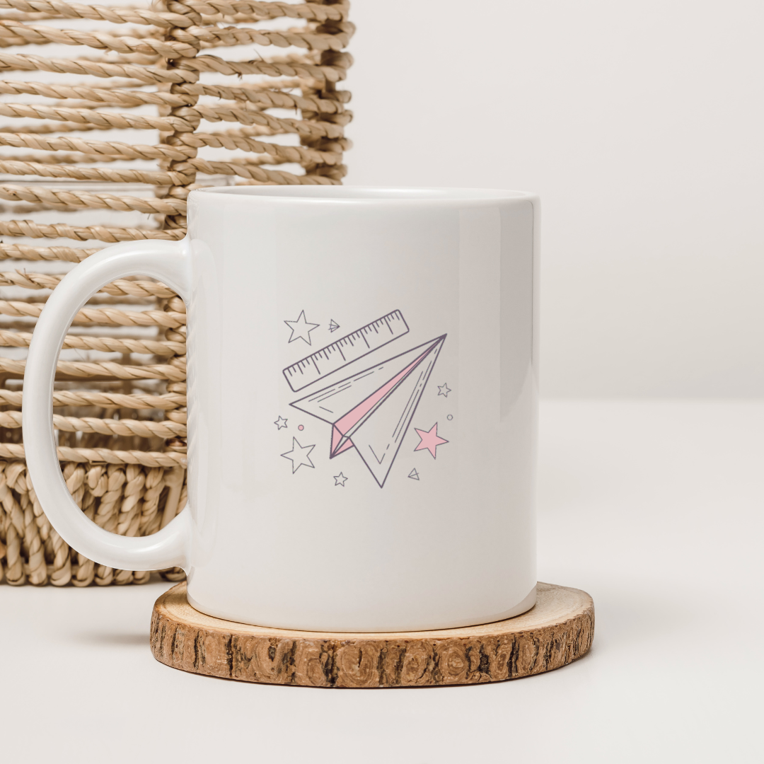 Mug blanc avec avion en papier rêveur design minimaliste éducatif