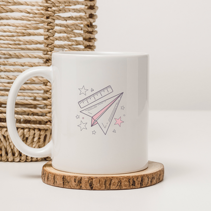 Mug blanc avec avion en papier rêveur design minimaliste éducatif