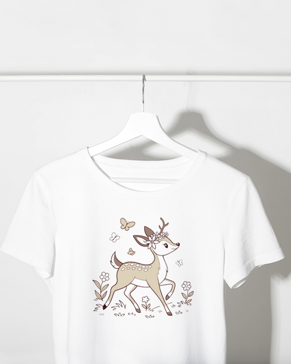 T-shirt avec faon joyeux dans un champ fleuri design pastel et ambiance naturelle