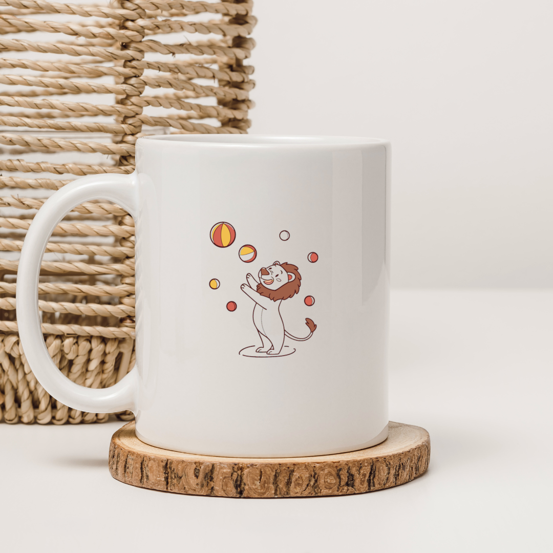 Sur un mug, un lion joyeux en style vectoriel apporte une touche cirque charmante