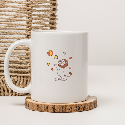 Sur un mug, un lion joyeux en style vectoriel apporte une touche cirque charmante