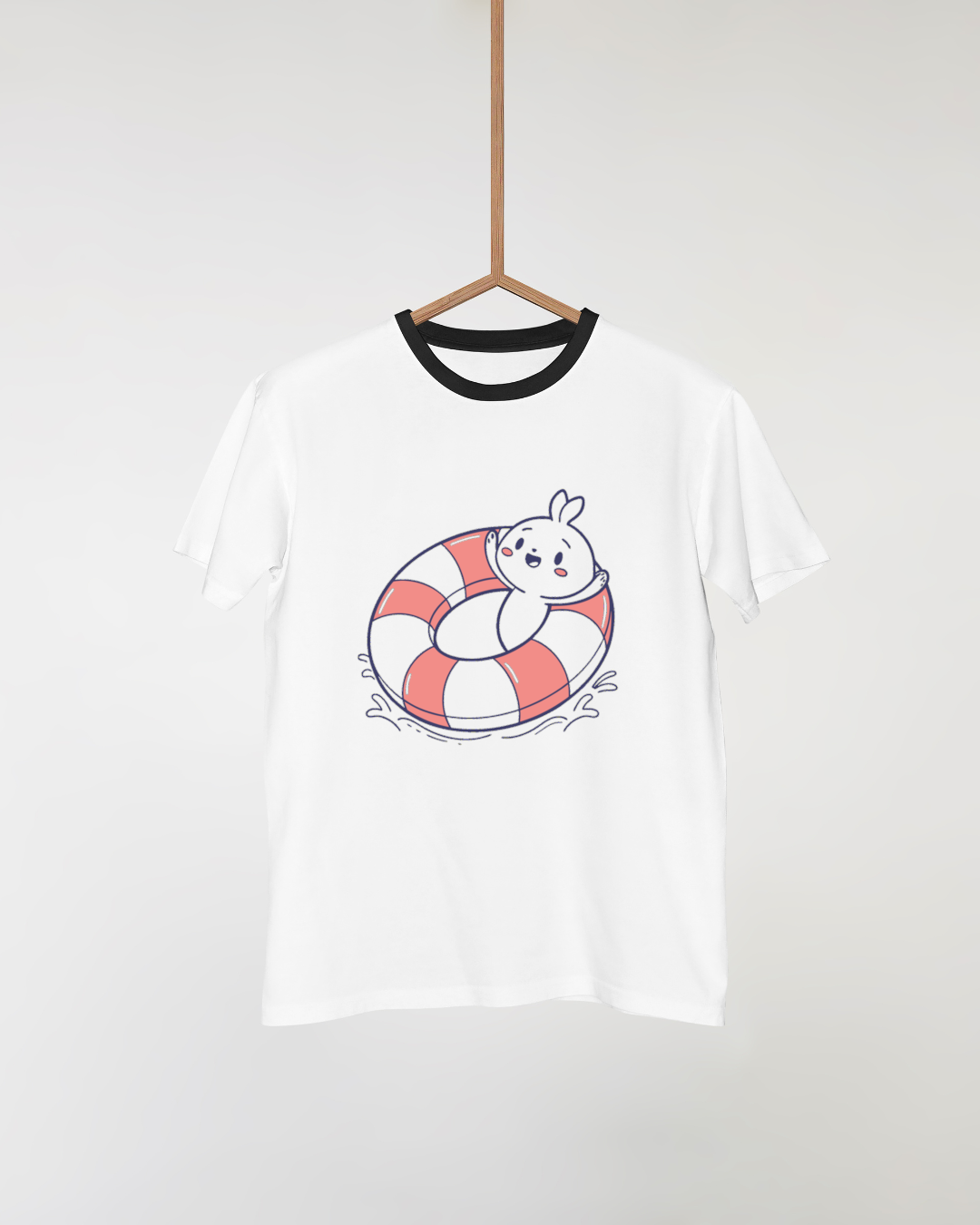 T-shirt affichant un lapin joyeux avec une bouée dans un style estival et amusant