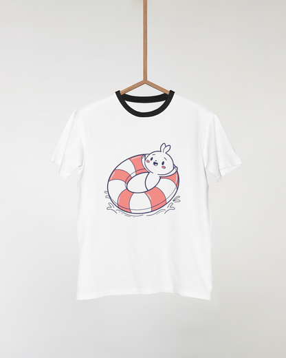 T-shirt affichant un lapin joyeux avec une bouée dans un style estival et amusant