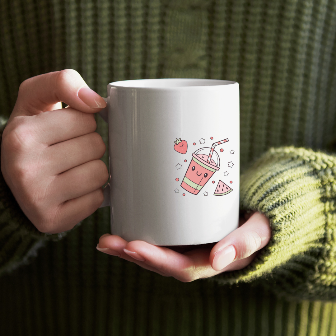 Mug au design kawaii avec icône joyeuse de smoothie fraise dans une cuisine colorée