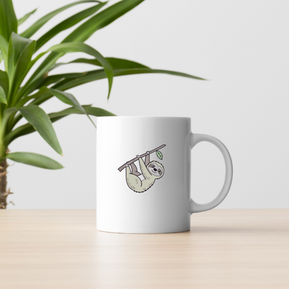 Un mug avec un paresseux détendu sur une branche, ambiance jungle paisible