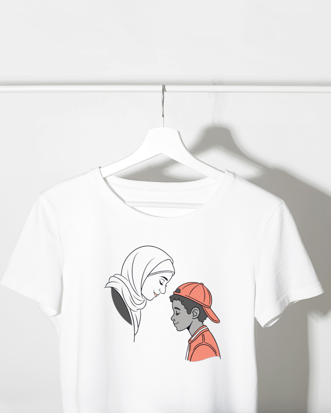 T-shirt blanc avec icône numérique élégante représentant un lien familial tendre