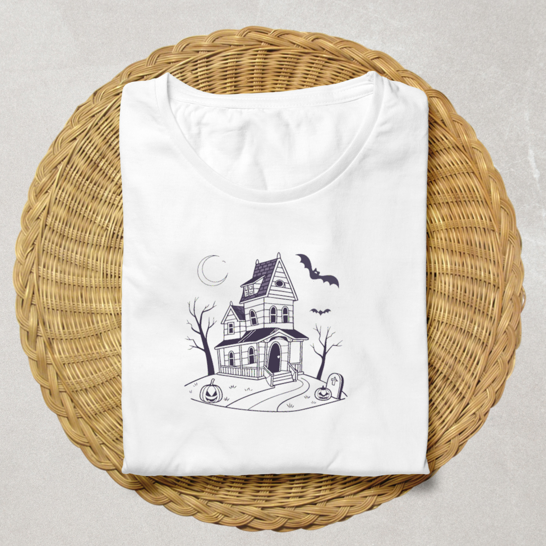 T-shirt mystérieux avec une maison hantée créant une ambiance éthérée و