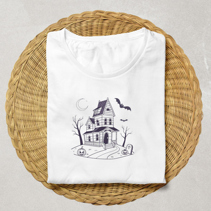 T-shirt mystérieux avec une maison hantée créant une ambiance éthérée و