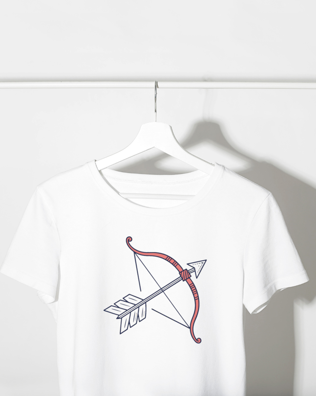 T-shirt avec motif d'arc en style vectoriel délicat évoquant l'aventure