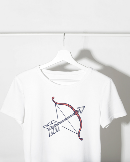 T-shirt avec motif d'arc en style vectoriel délicat évoquant l'aventure