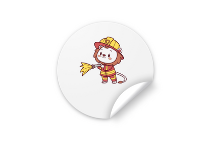 Sticker adorable décoré d'un petit lion pompier sur fond blanc
