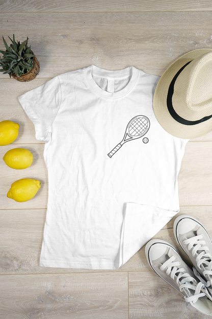 T-shirt moderne avec raquette de tennis minimaliste, parfait pour les fans de sport