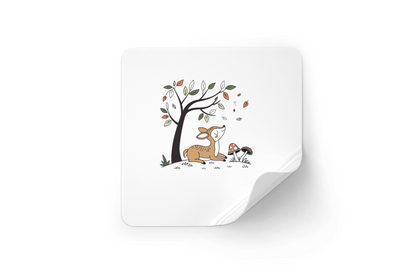 Sticker avec un faon rêveur sous un arbre, ambiance pastel automnale