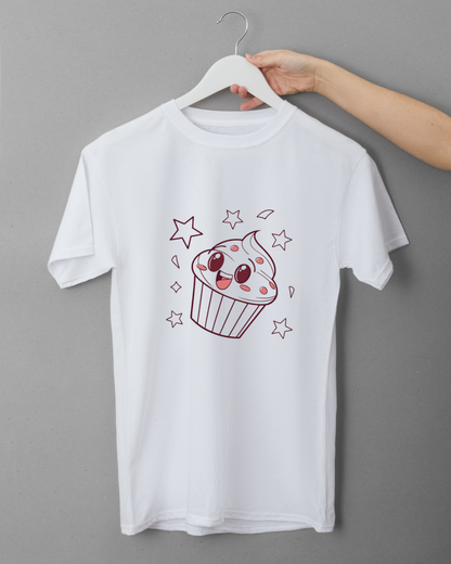T-shirt joyeux avec cupcake kawaii dans un style de fête délicieusement coloré