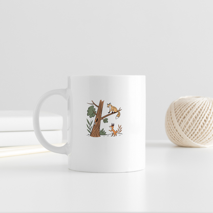 Mug orné d'un renard curieux parmi les arbres, style vectoriel forestier