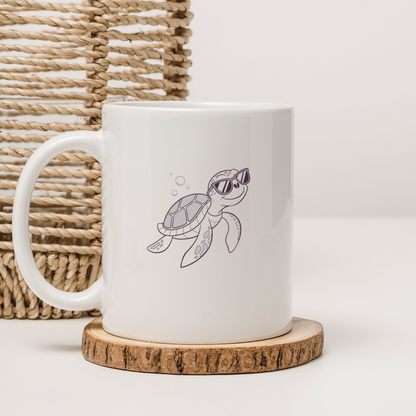 Mug avec tortue funky en lunettes de soleil sur fond aventure aquatique