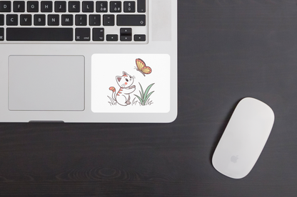 Sticker avec chat émerveillé et papillon style cartoon adorant la nature douce