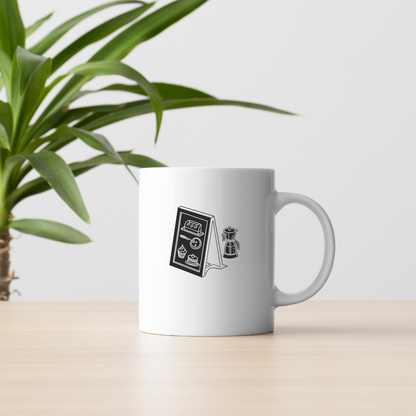 Mug ambiance détendue avec icône numérique délicate sur fond café chaleureux