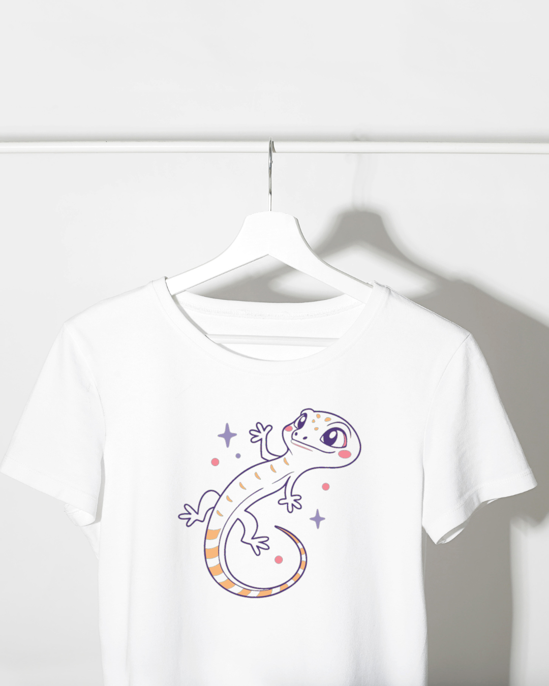 T-shirt avec icône pastel de lézard étoilé dans une jungle magique