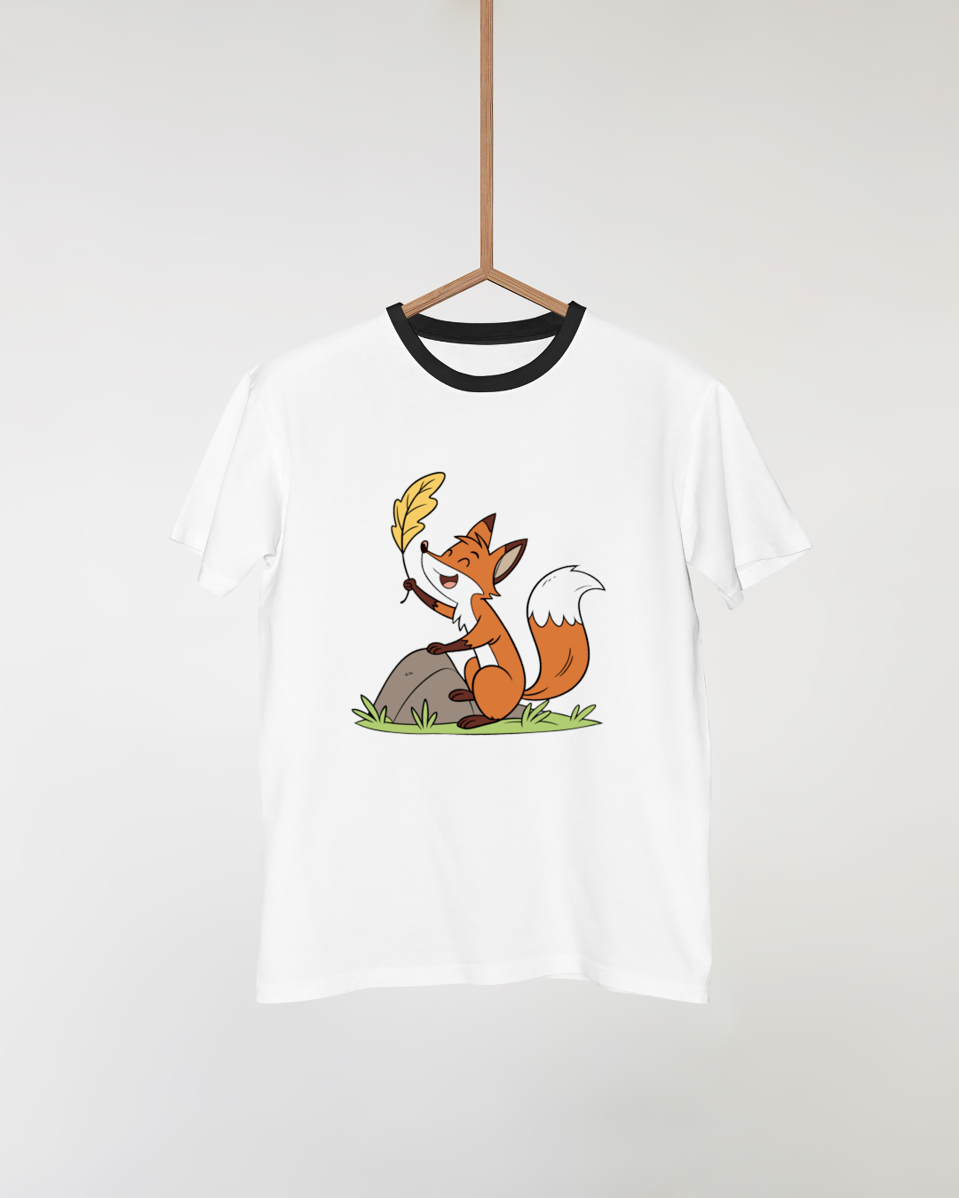 T-shirt avec renard joyeux orné d'une plume dans une forêt enchantée