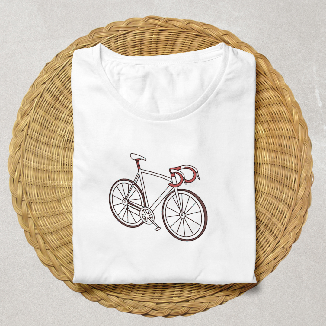 T-shirt sport dynamique avec un élégant vélo de course en dessin vectoriel