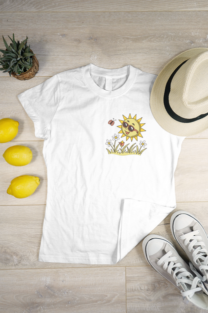 T-shirt printanier avec soleil cartoon souriant portant des lunettes de soleil