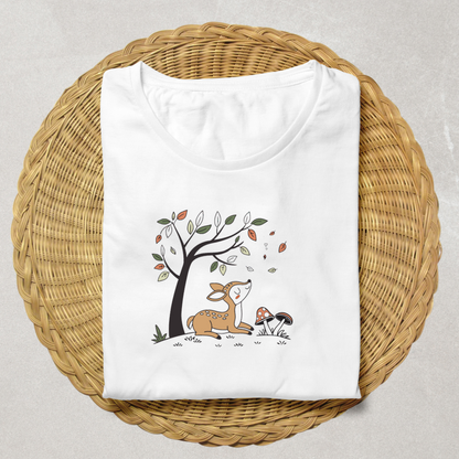 T-shirt avec faon rêveur sous un arbre pastel dans une ambiance automnale paisible