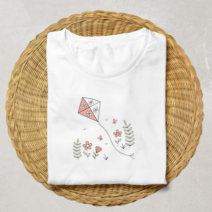 T-shirt avec cerf-volant coloré flottant, ambiance printanière et créative