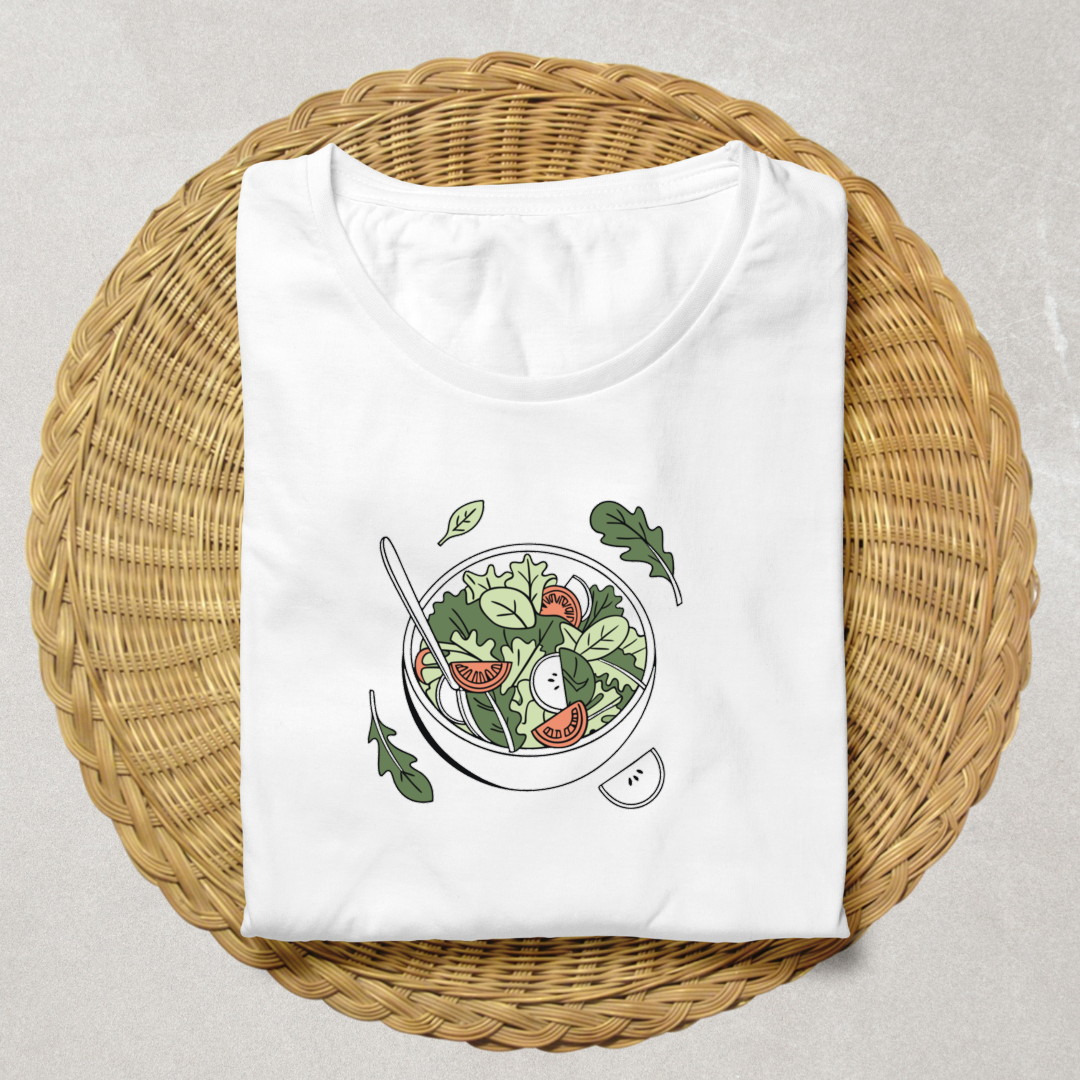 T-shirt blanc avec design salade minimaliste dans une ambiance cuisine gourmande