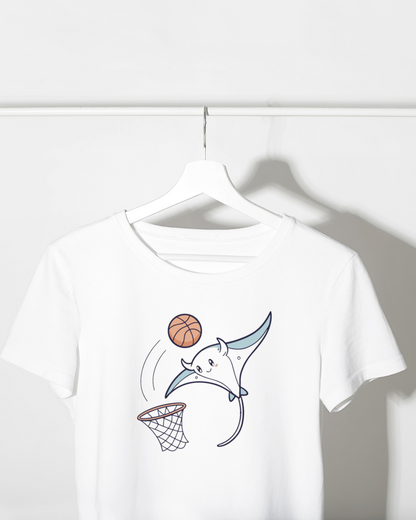T-shirt avec motif raie manta jouant au basket dans un style minimaliste et aventureux
