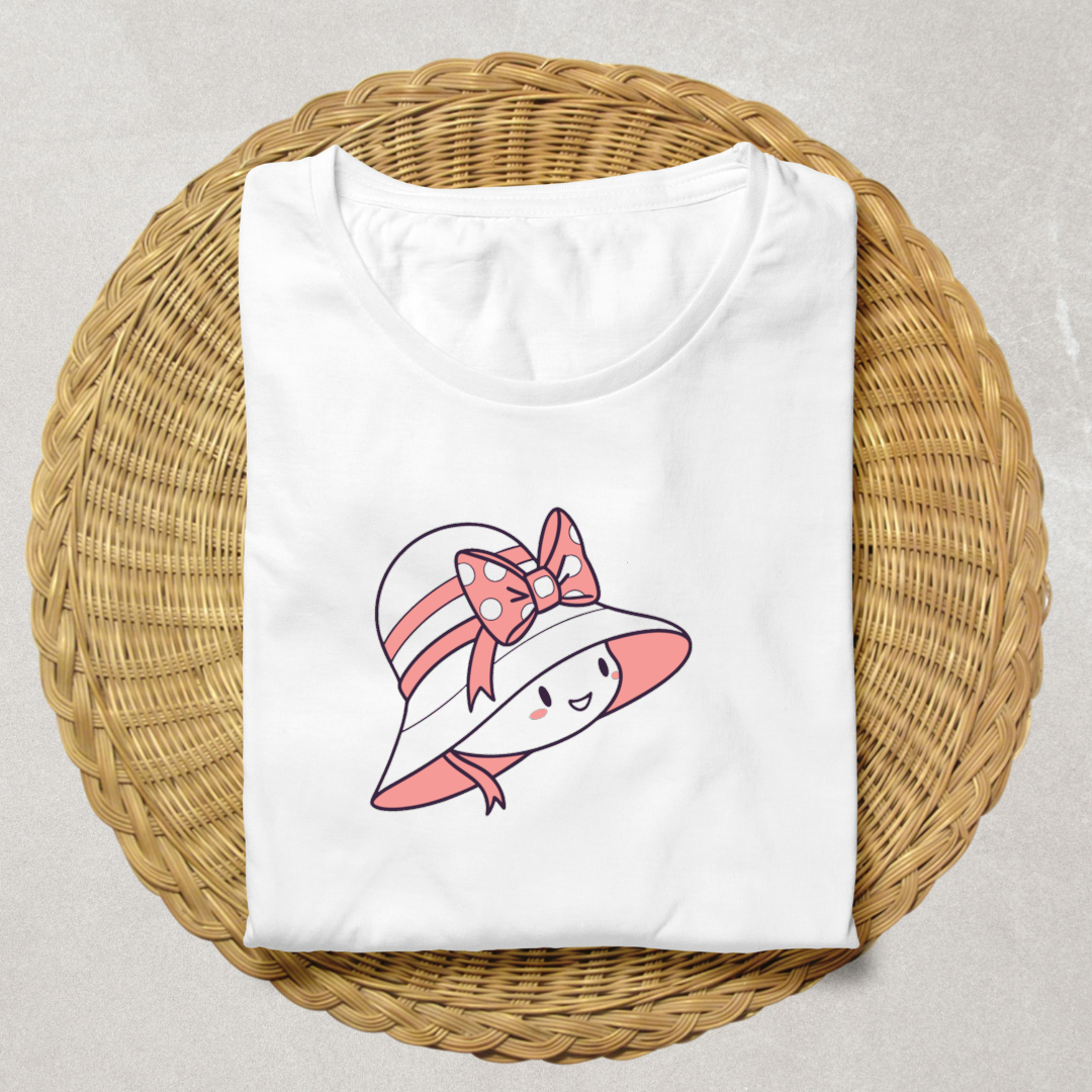 T-shirt en coton avec icône minimaliste d'un chapeau souriant enluminant l'ensemble
