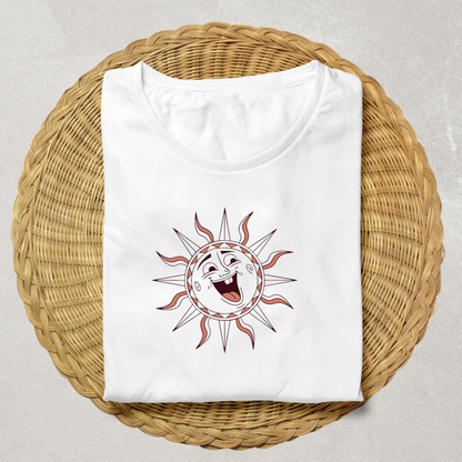 T-shirt avec un soleil souriant vintage sur fond d'été lumineux